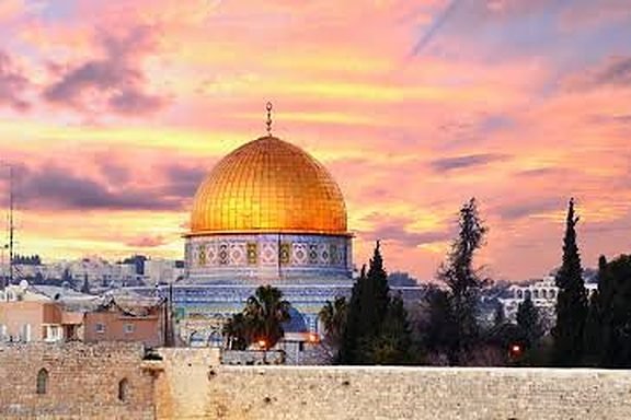 Cúpula dourada do Domo da Rocha sobre o casario de Jerusalém, ao entardecer