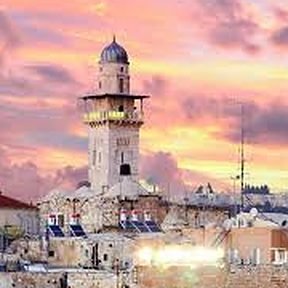 Minarete branco recortado no céu de fim de tarde, em Jerusalém