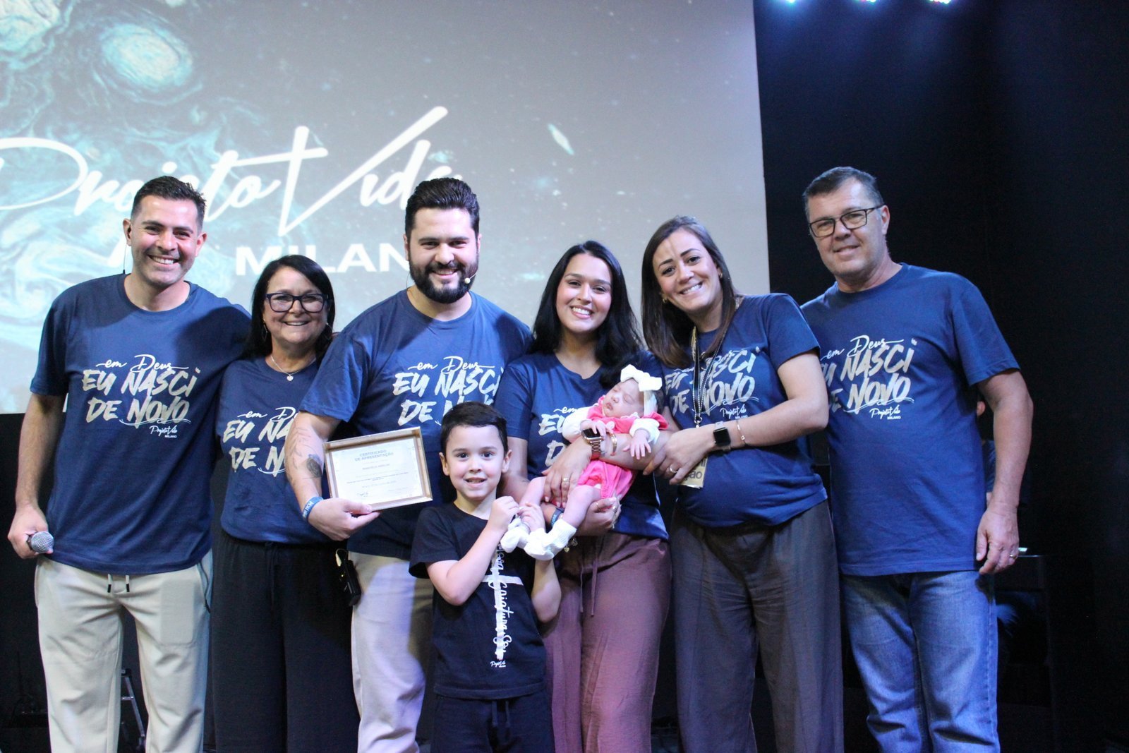 Pastor Thomas Abelini com membros da Igreja Projeto Vida Milano na entrega de um certificado