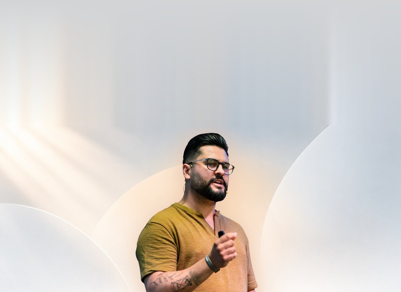Pastor Thomas Abelini falando ao microfone durante uma pregação