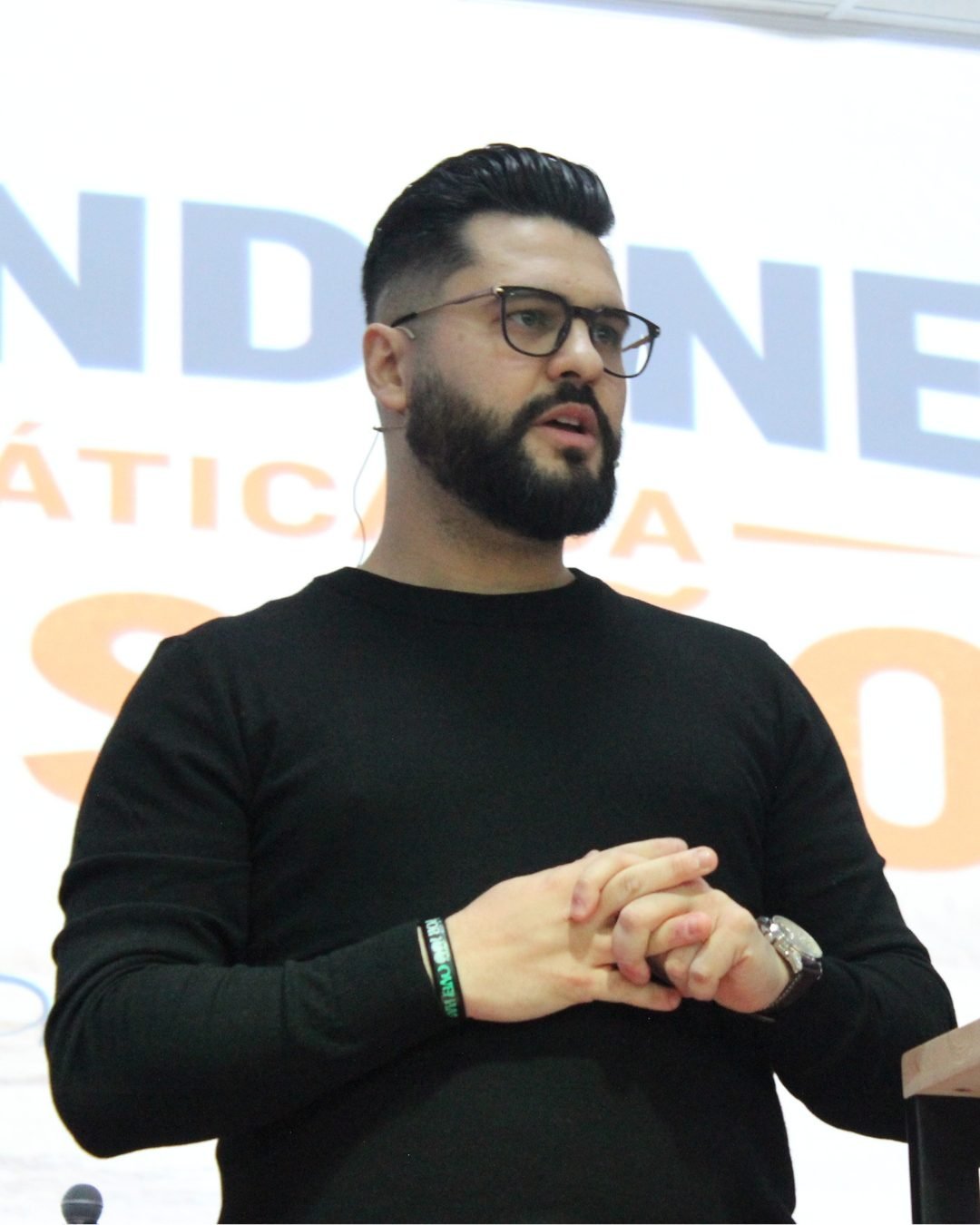 Pastor Thomas Abelini durante uma pregação