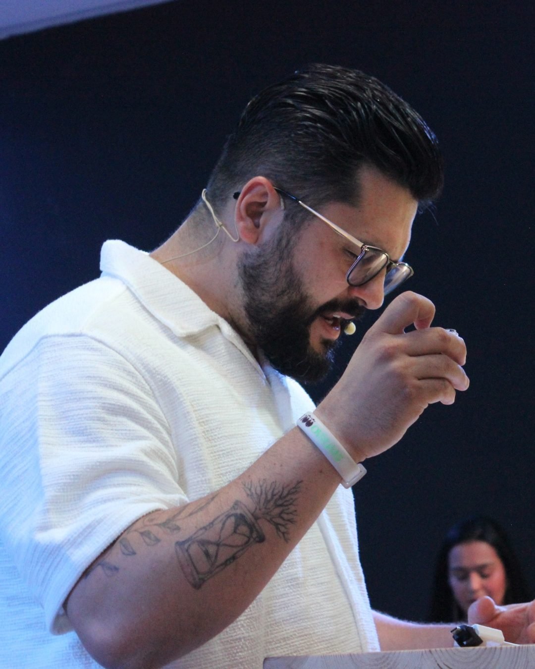 Pastor Thomas Abelini ministrando para a igreja
