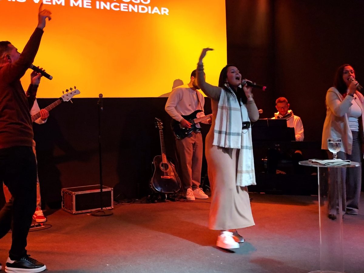 Equipe de louvor da Igreja Projeto Vida Milano cantando durante um culto