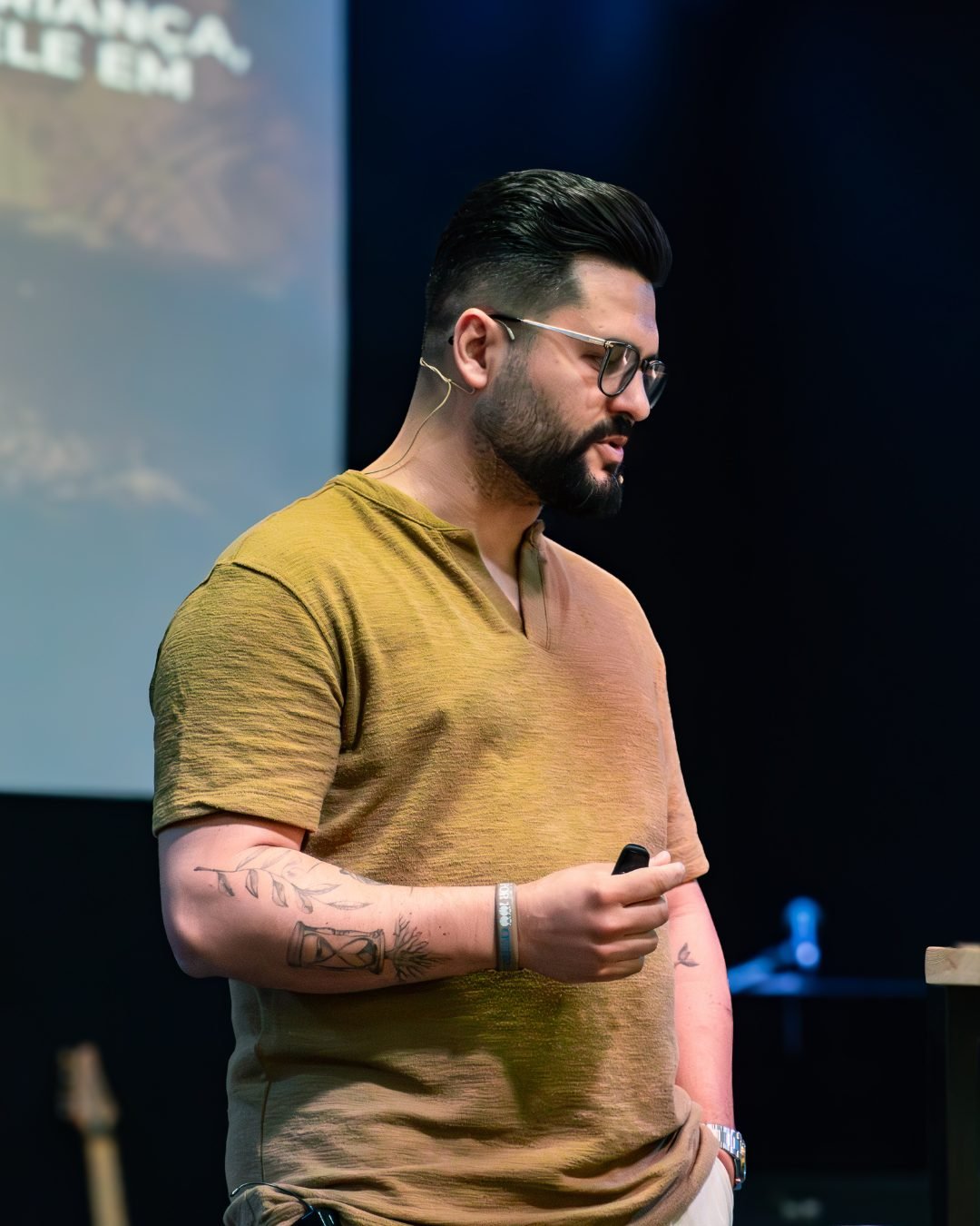 Pastor Thomas Abelini durante uma pregação, de perfil