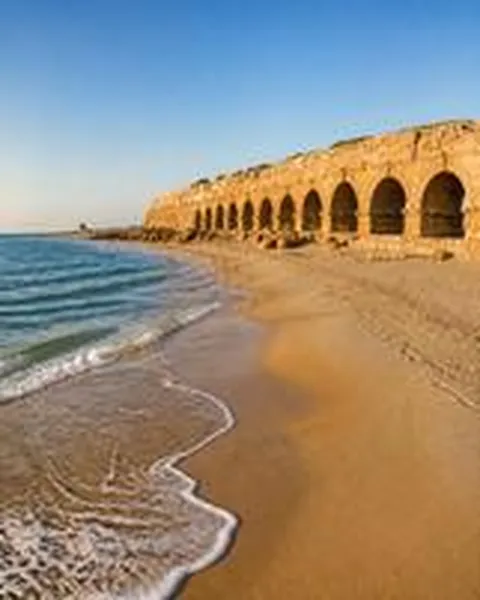 Aqueduto romano de Cesareia Marítima na praia